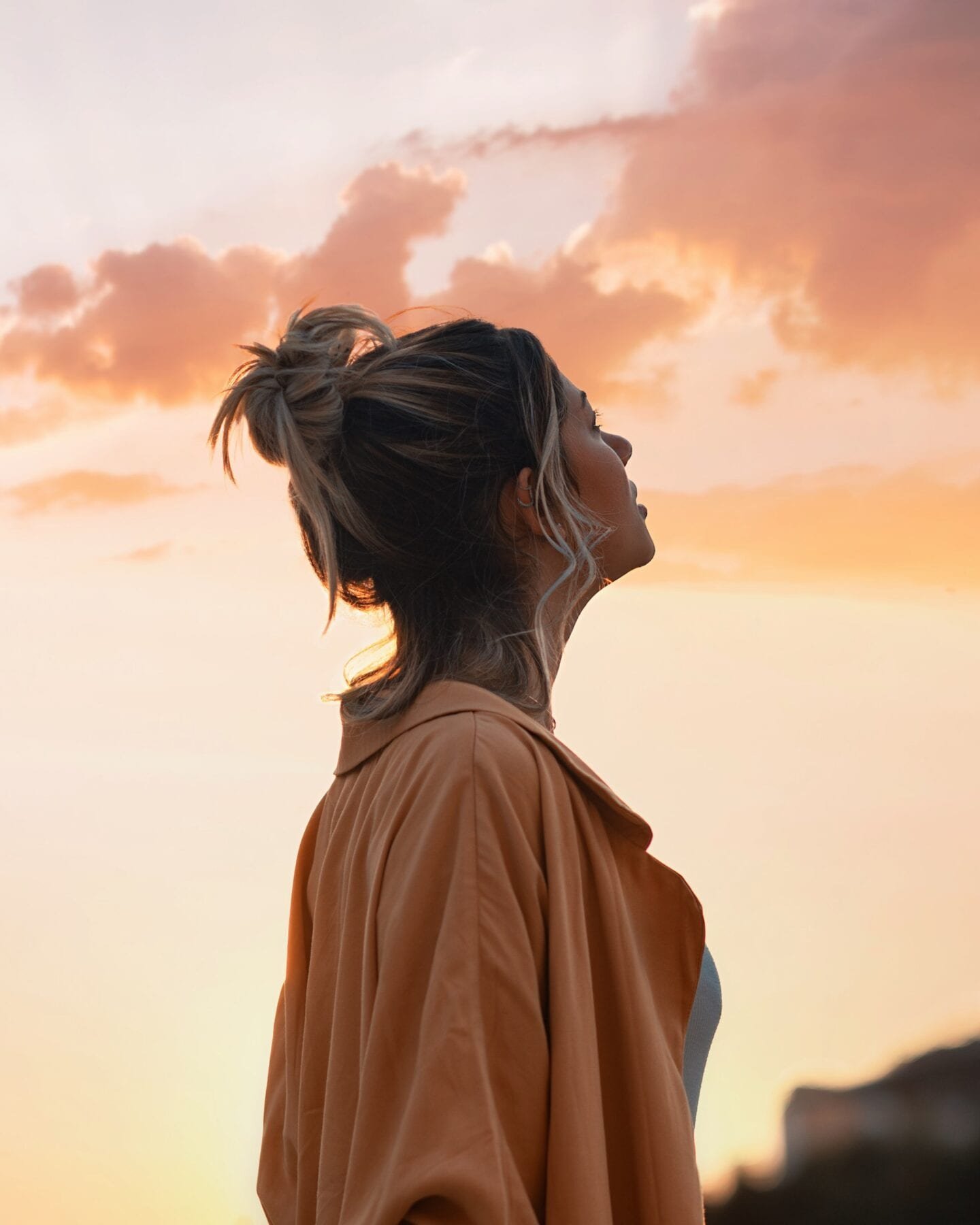 ragazza guarda il cielo