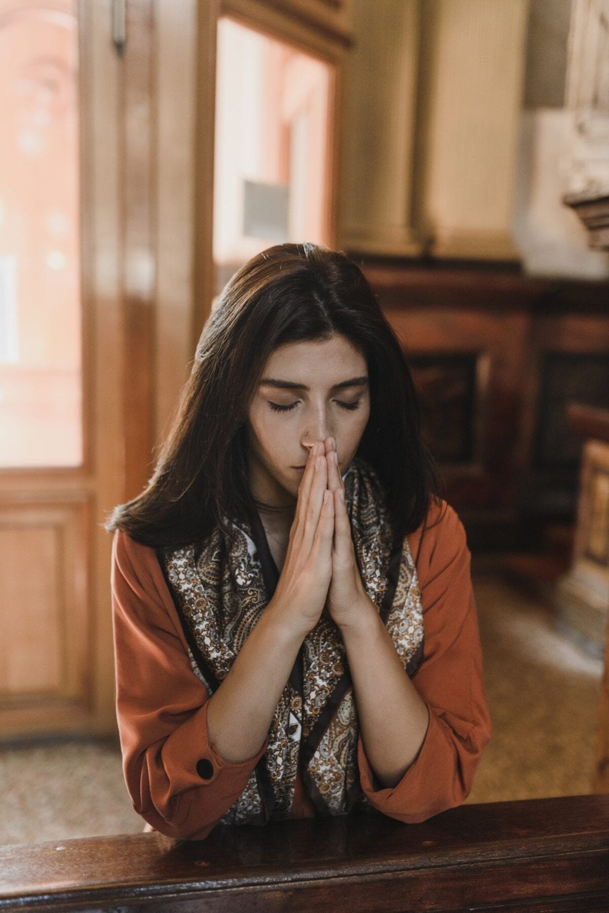 девушка молится